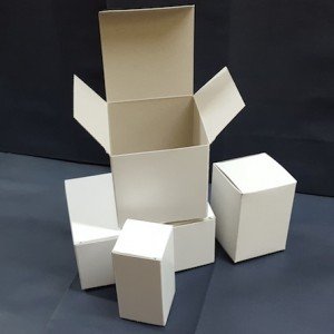 scatole in cartoncino teso bianche